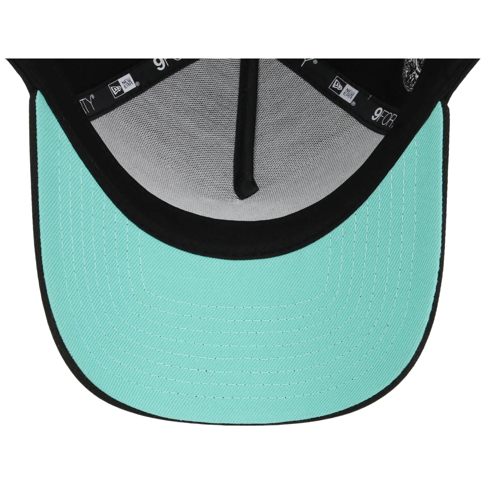 New York Yankees - New York Crown the City -  Liberty Element  New Era 9FORTY - Black/Black - Image 2
