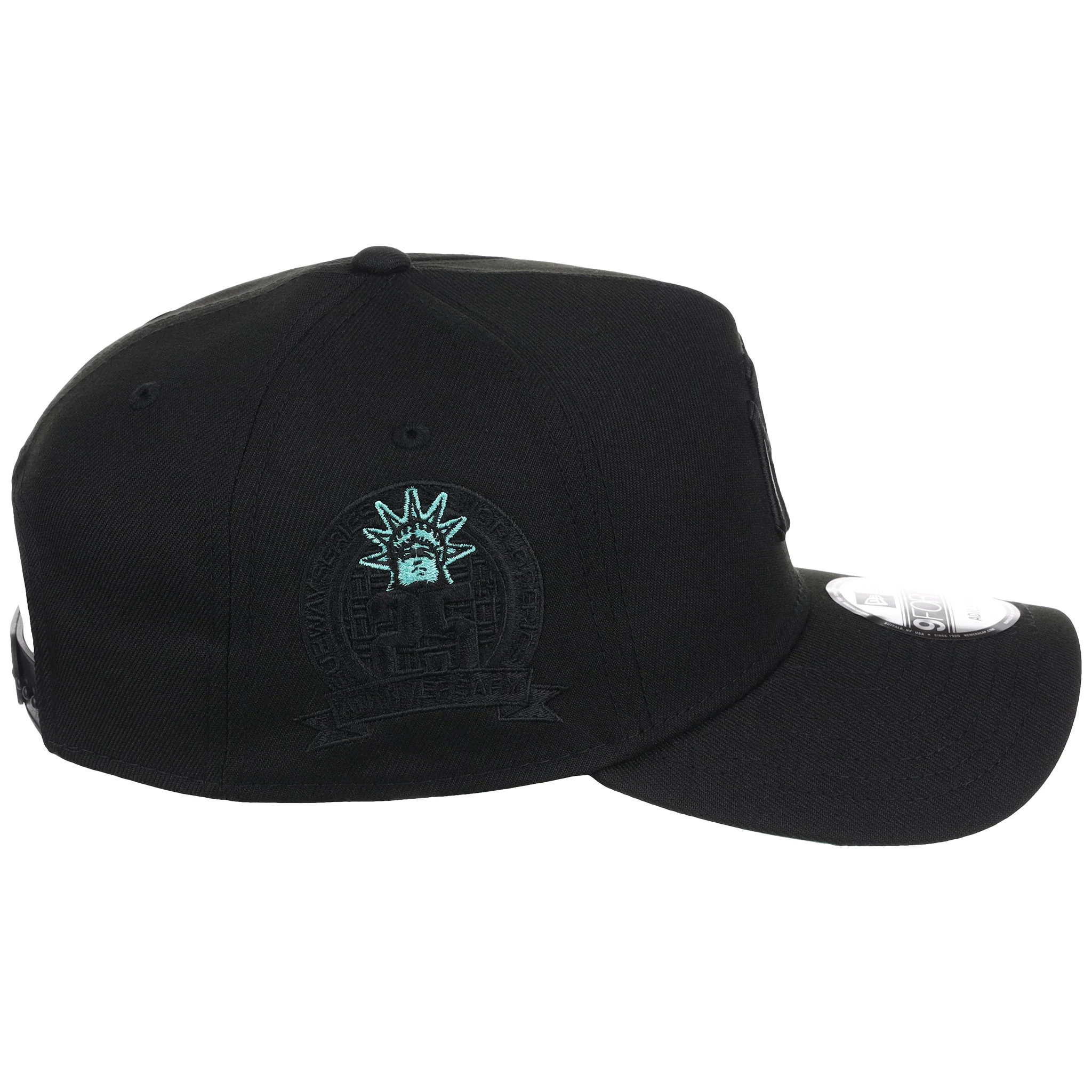 New York Yankees - New York Crown the City -  Liberty Element  New Era 9FORTY - Black/Black - Image 3
