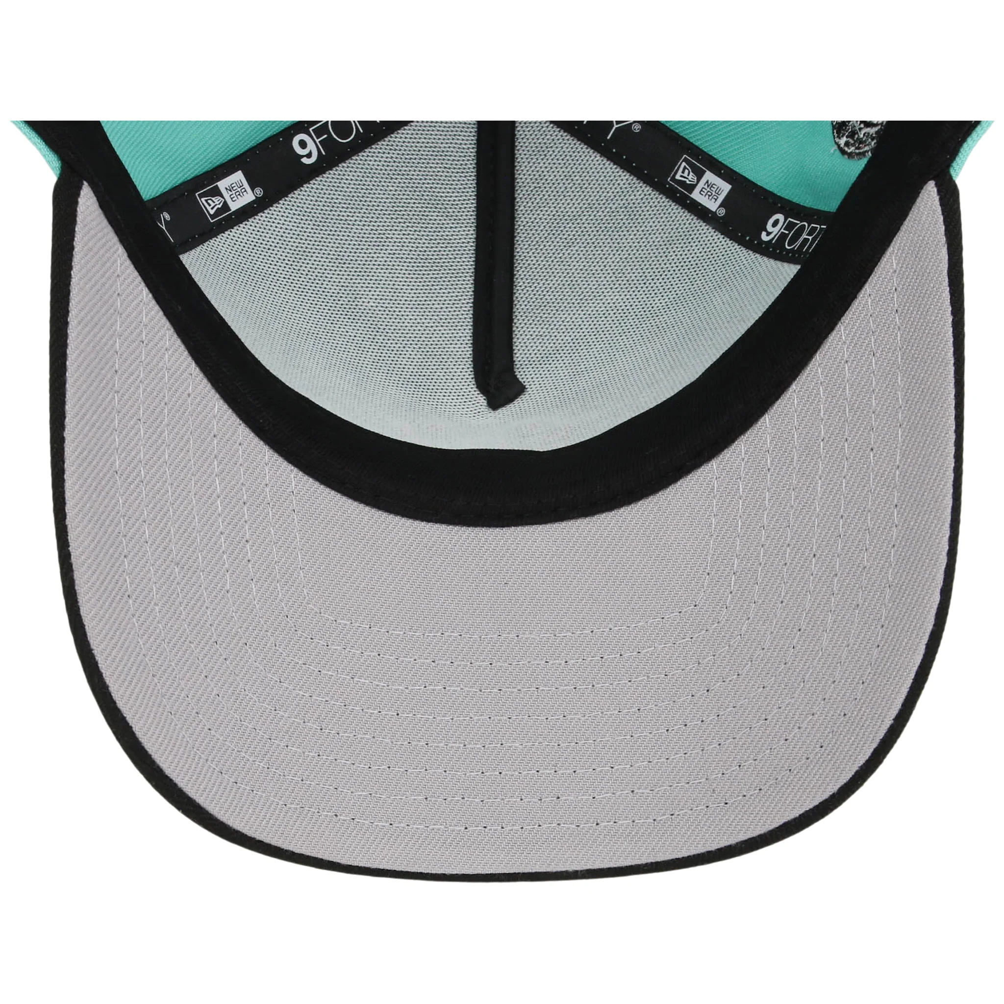 New York Yankees - New York Crown the City - Liberty Element New Era 9FORTY - Mint/Black - Image 2